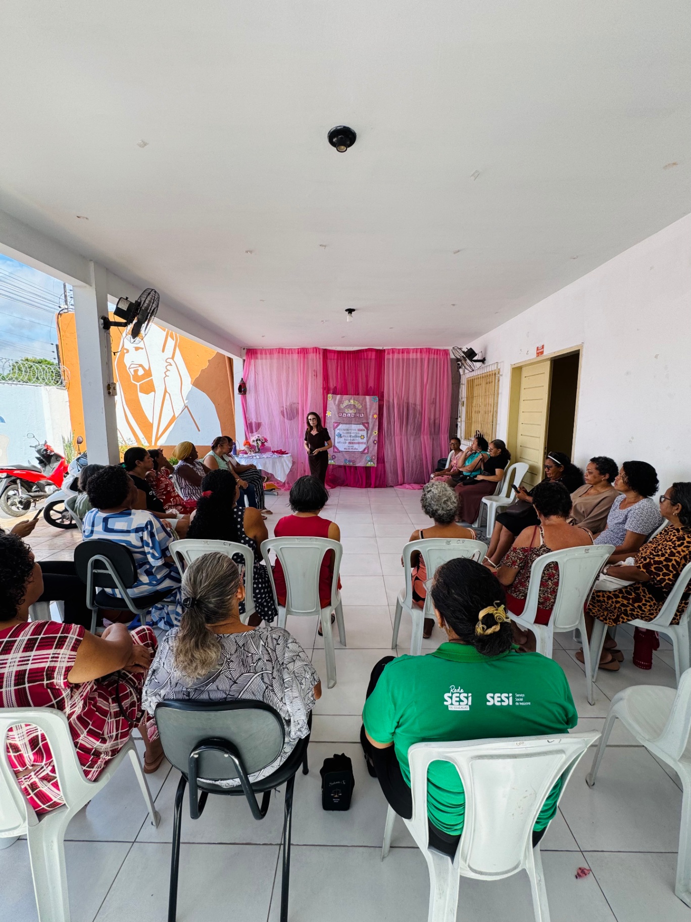 Grupo reunido para celebrar juntas