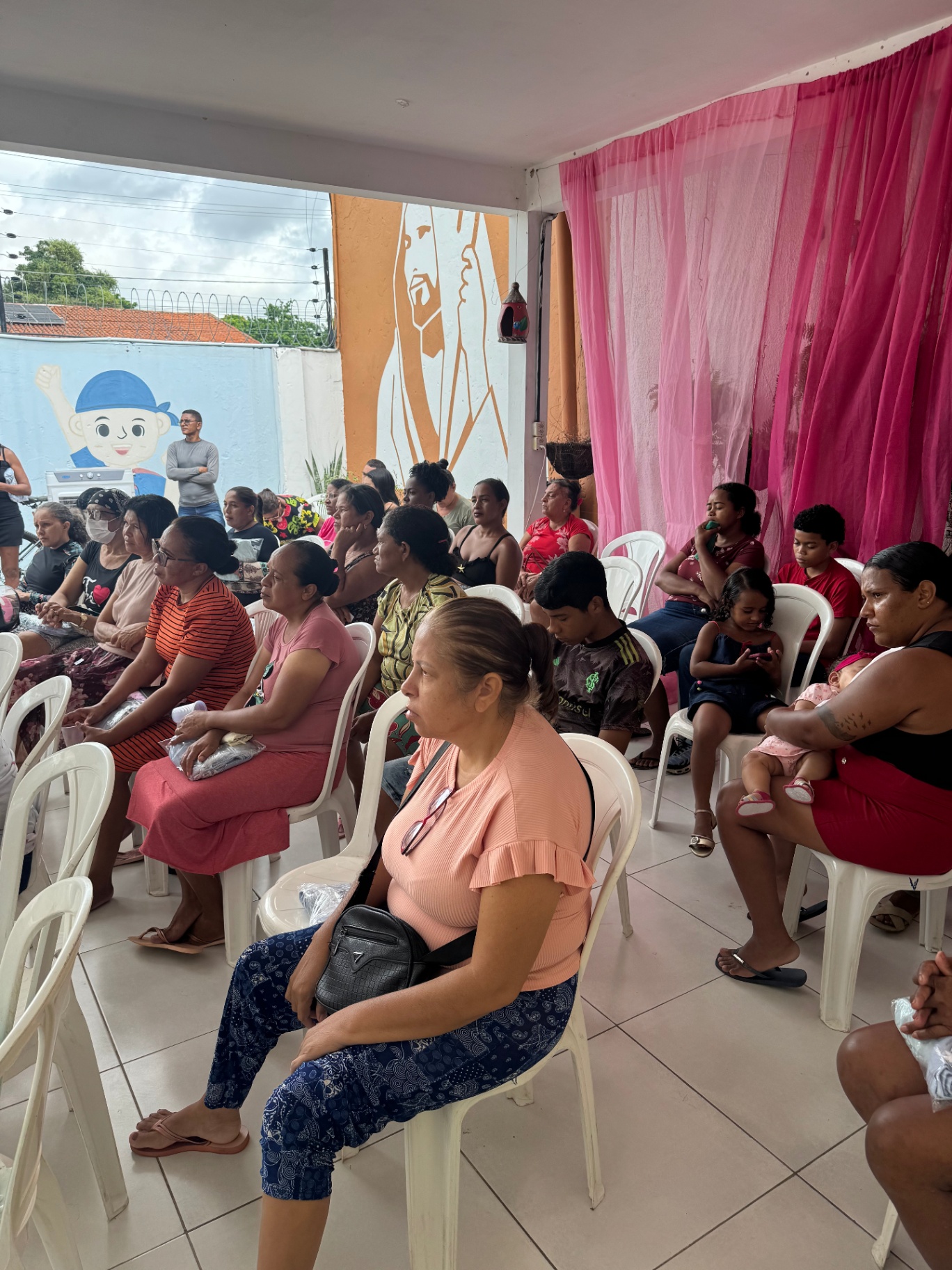 Famílias reunidas na Casa de Palha