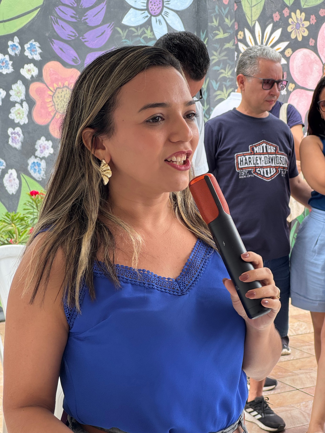 Voluntária compartilhando uma mensagem