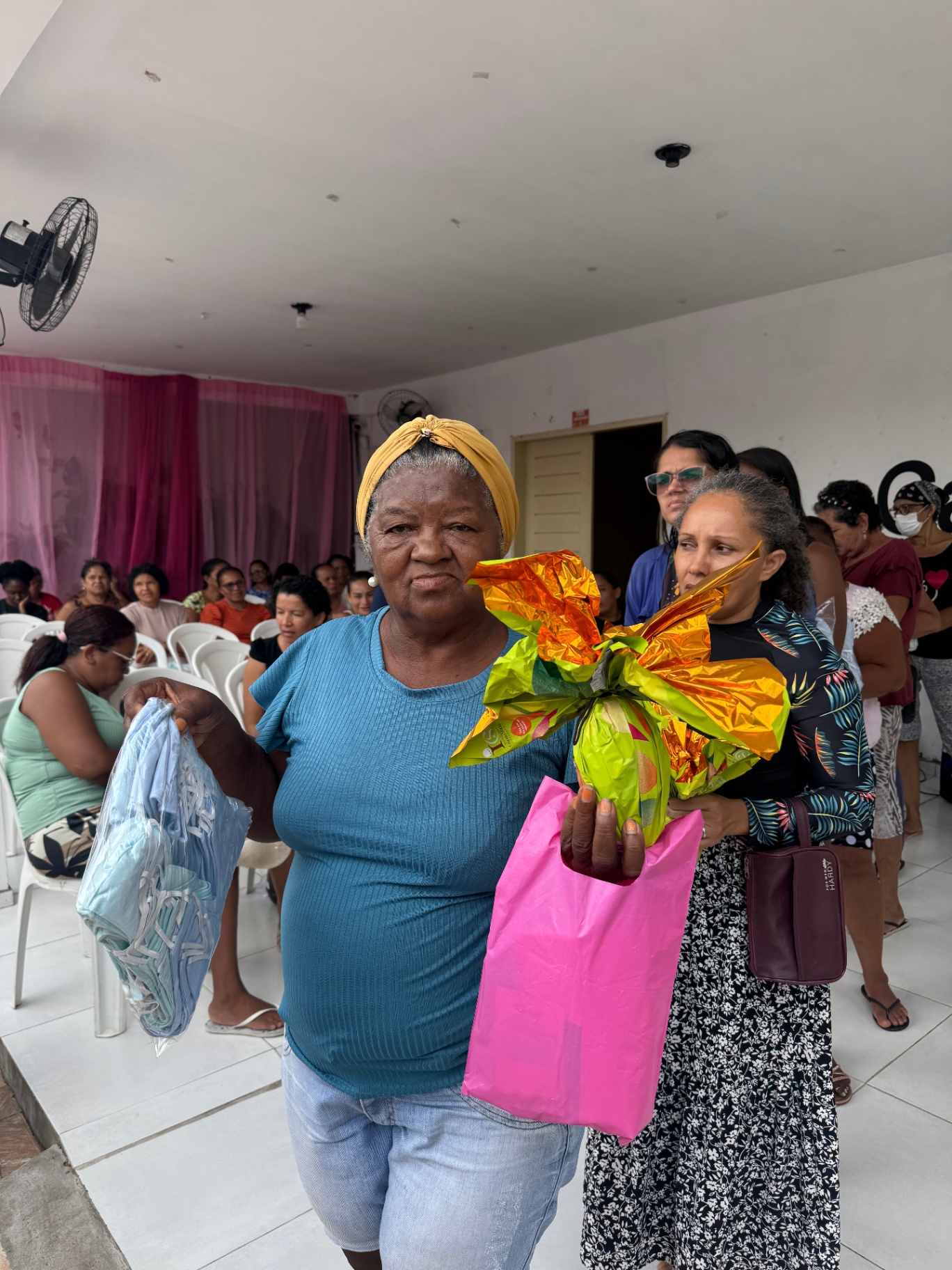 Entrega de kits e ovos de Páscoa